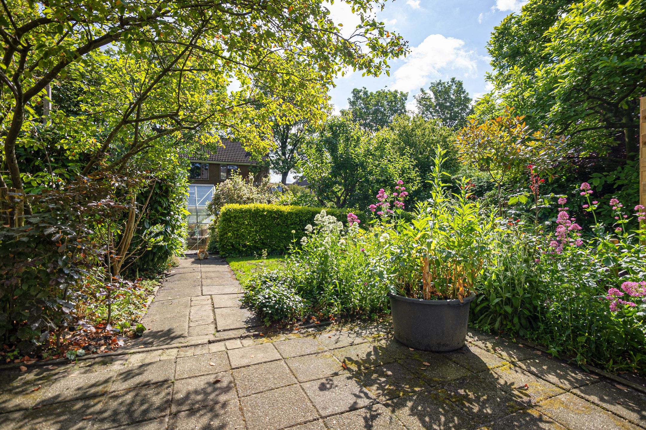 Well-Maintained Four-Bedroom Terraced Home with Private Garden and Greenhouse — 21