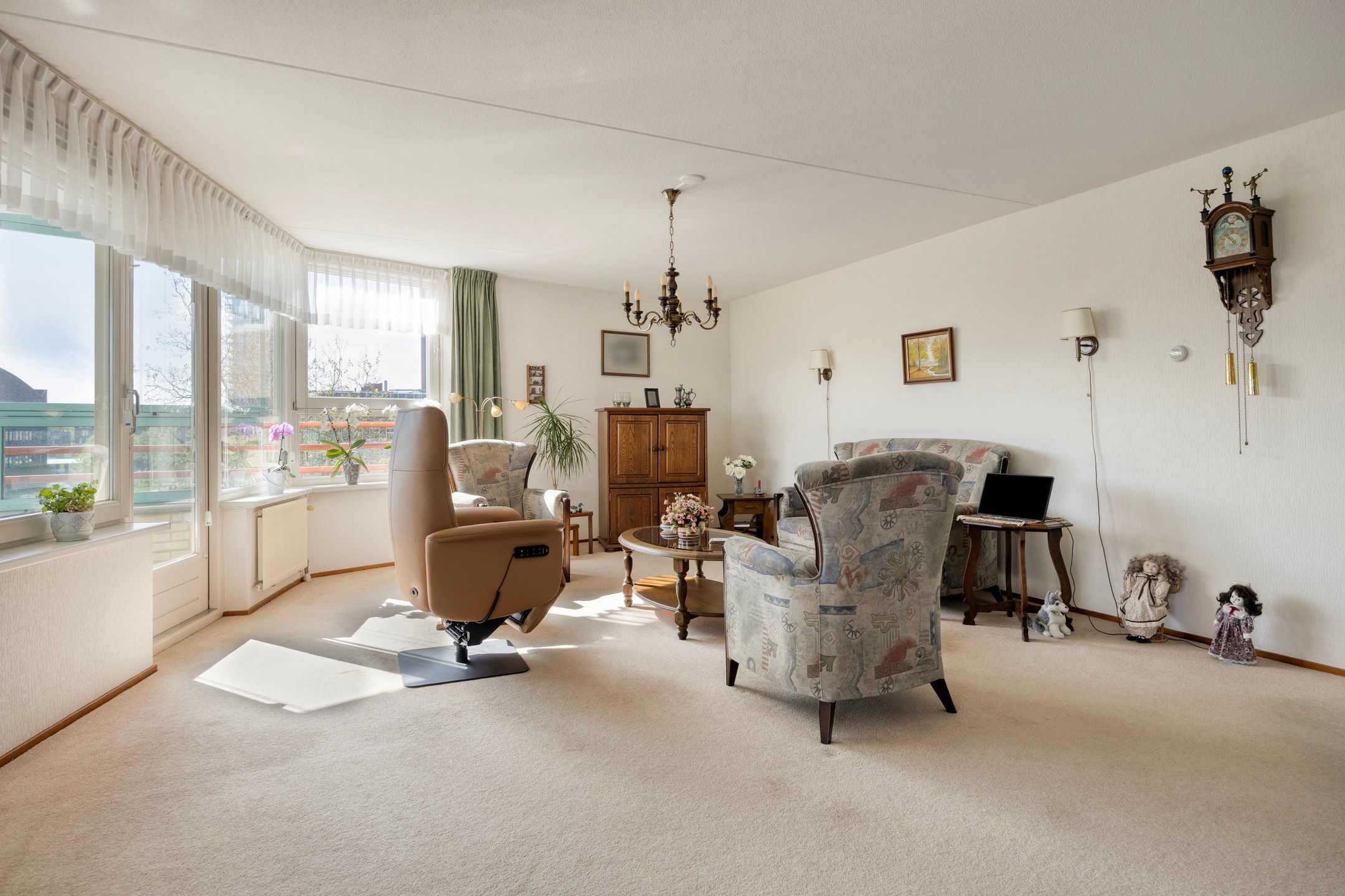 Spacious Corner Apartment with Private Parking and South East Balcony — 9