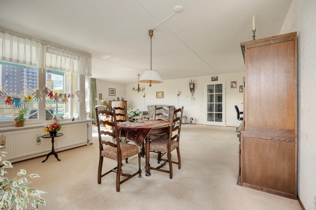 Spacious Corner Apartment with Private Parking and South East Balcony — 13