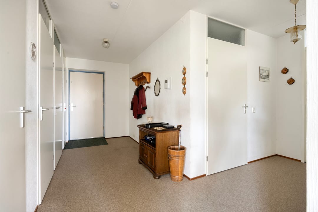 Spacious Corner Apartment with Private Parking and South East Balcony — 7