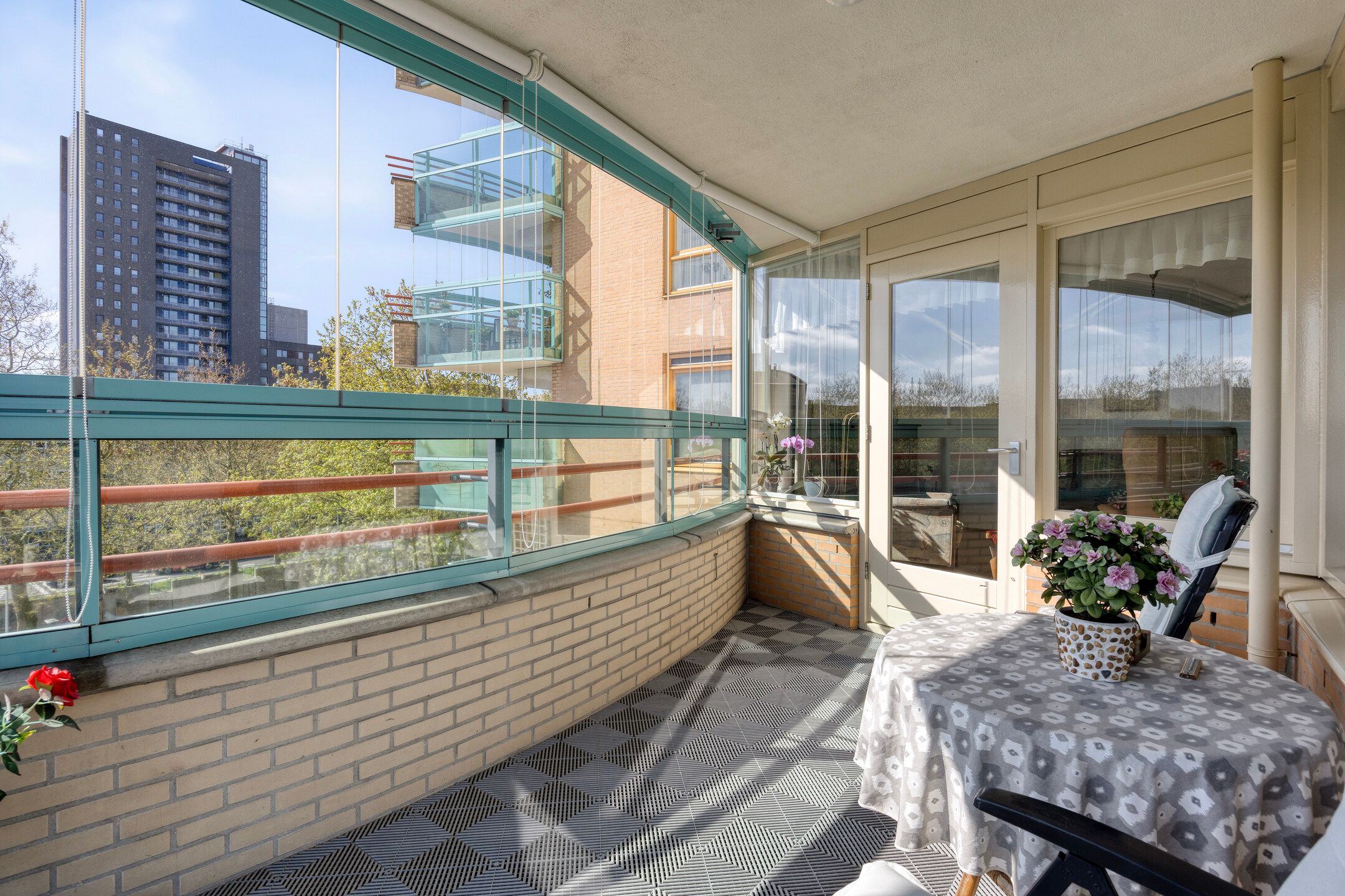 Spacious Corner Apartment with Private Parking and South East Balcony — 15