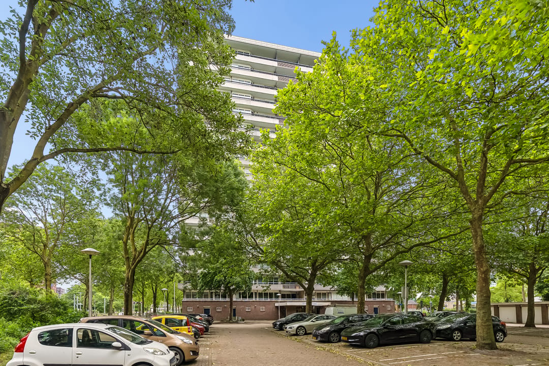 Spacious 11th Floor Apartment with Panoramic City Views in Utrecht — 23