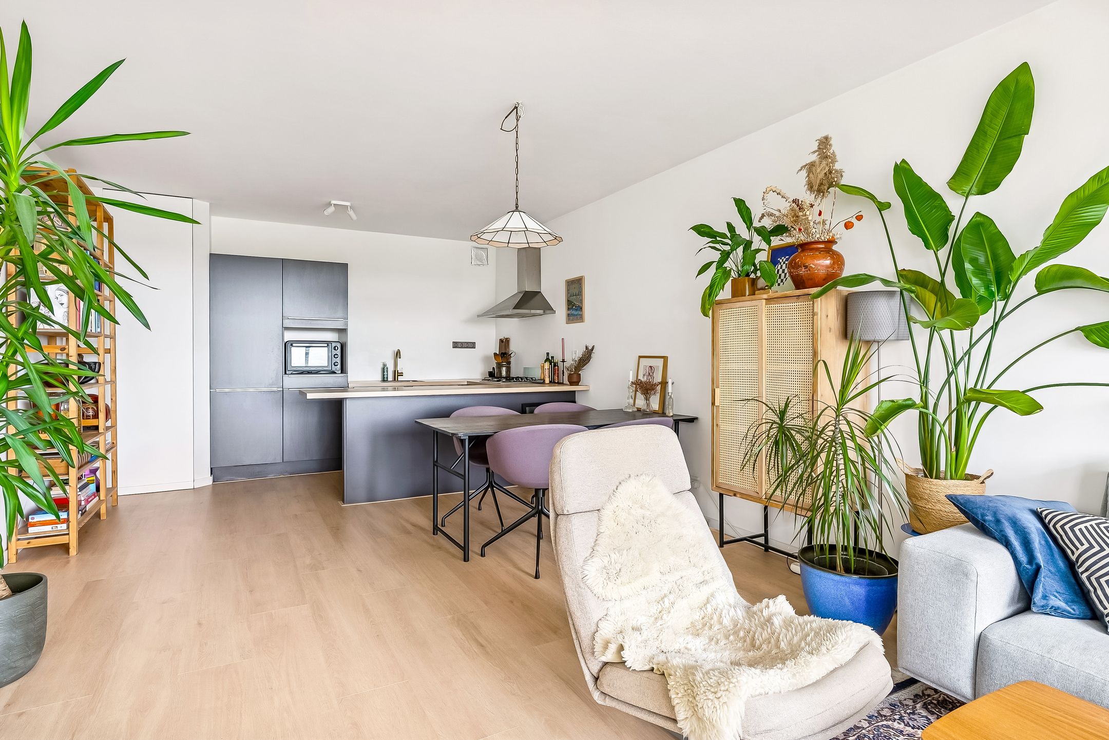 Spacious 11th Floor Apartment with Panoramic City Views in Utrecht — 9