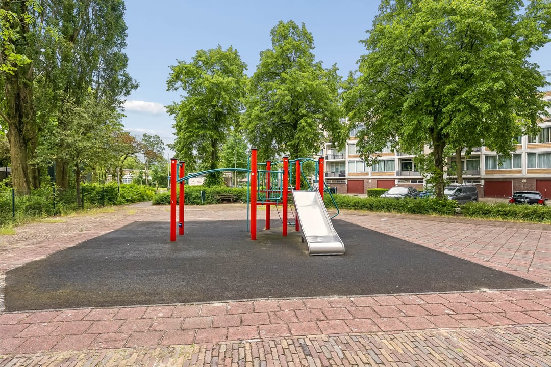 Spacious 11th Floor Apartment with Panoramic City Views in Utrecht — 26