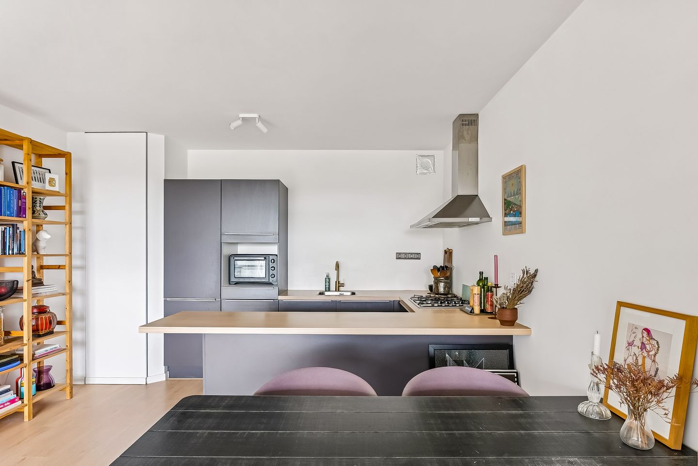 Spacious 11th Floor Apartment with Panoramic City Views in Utrecht — 10