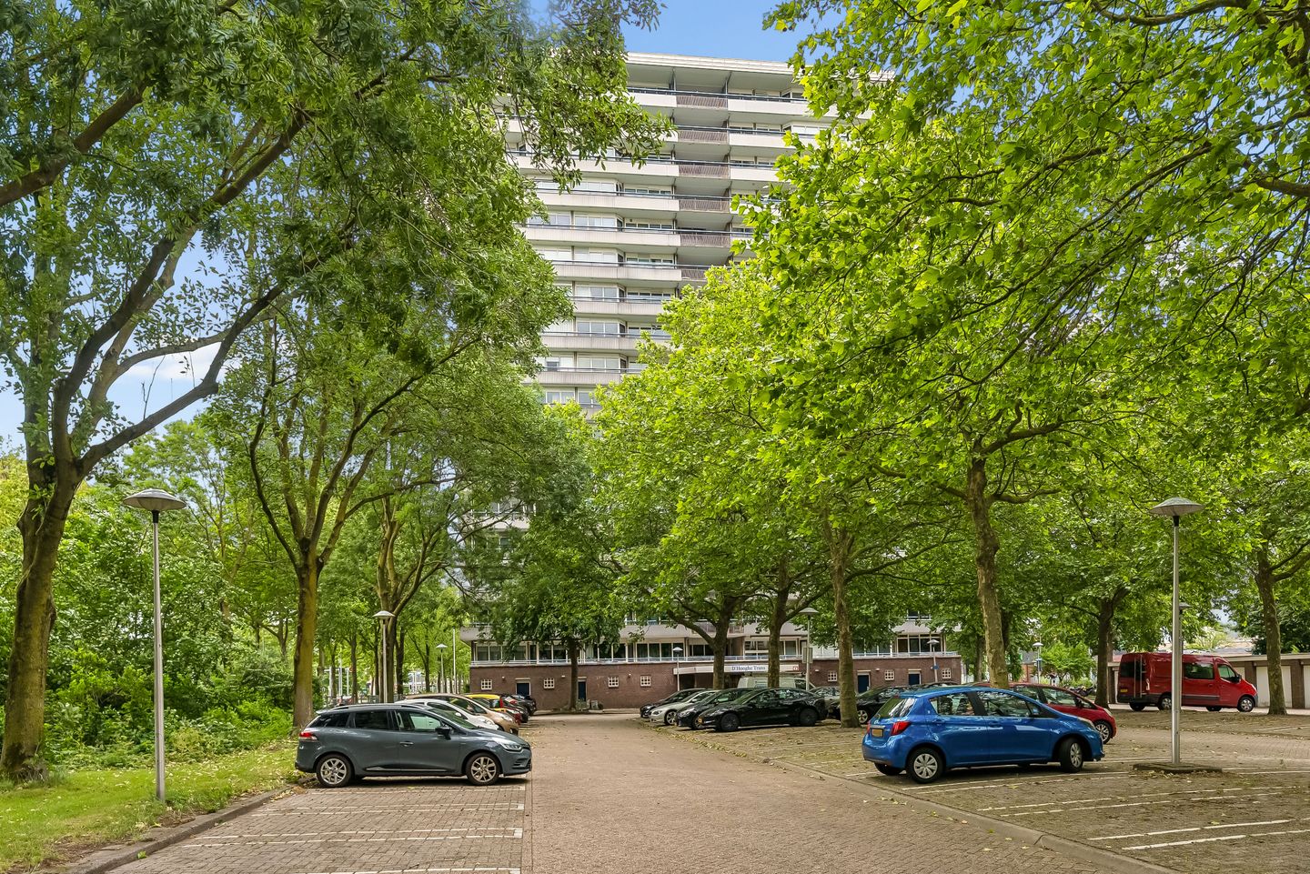 Spacious 11th Floor Apartment with Panoramic City Views in Utrecht — 25
