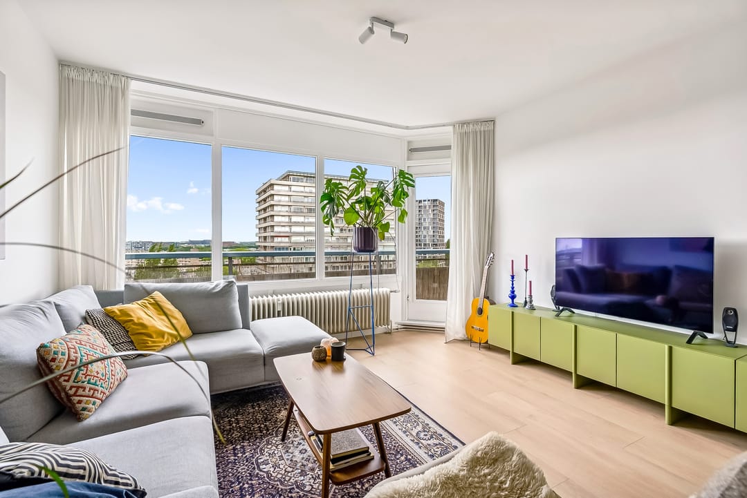 Spacious 11th Floor Apartment with Panoramic City Views in Utrecht — 8