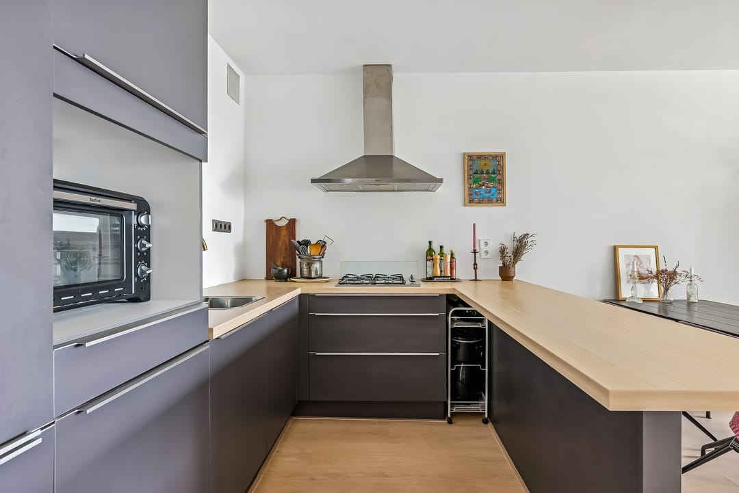 Spacious 11th Floor Apartment with Panoramic City Views in Utrecht — 11