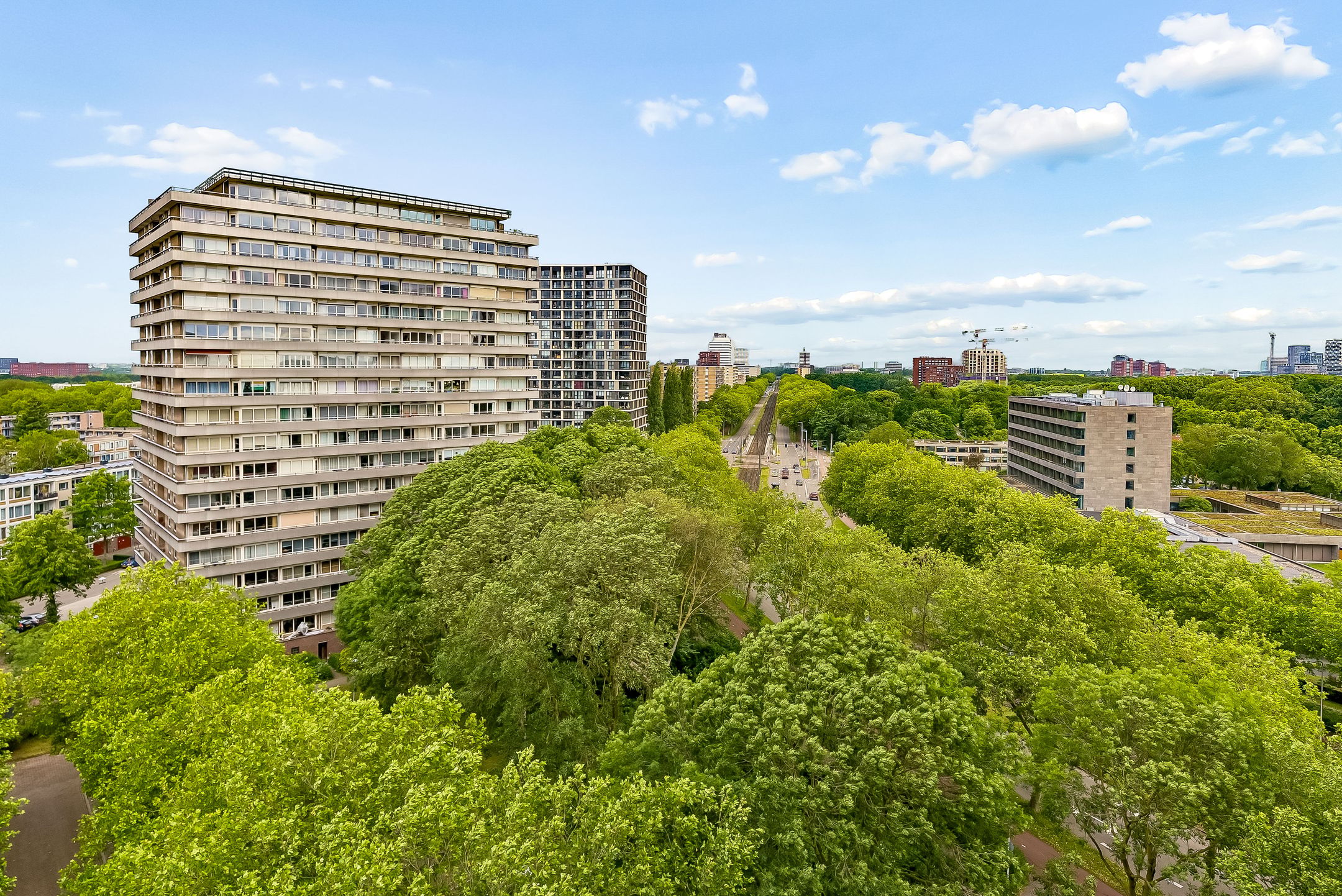 Spacious 11th Floor Apartment with Panoramic City Views in Utrecht — 24
