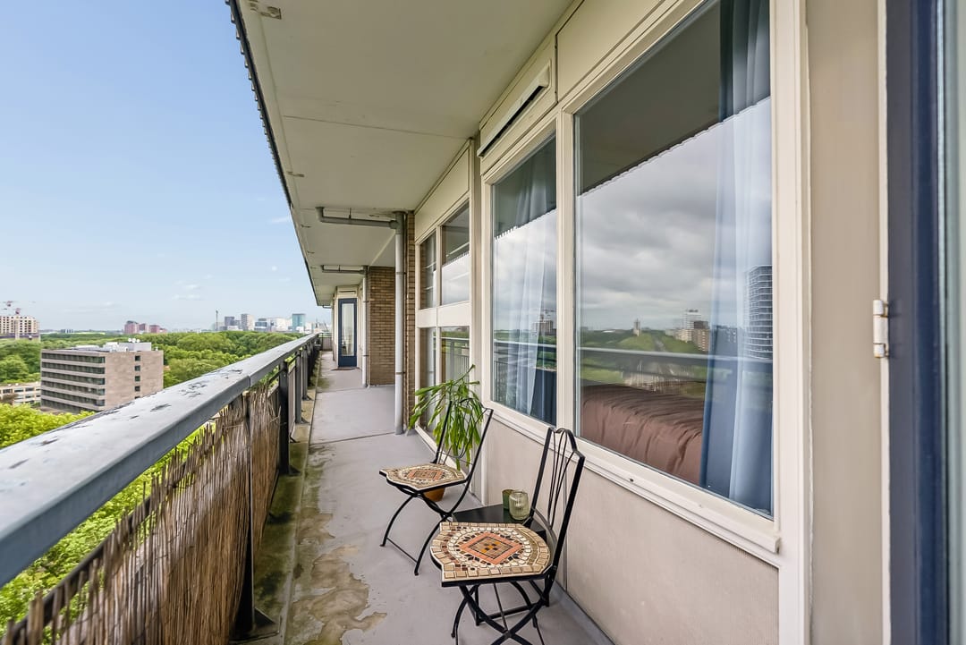 Spacious 11th Floor Apartment with Panoramic City Views in Utrecht — 17