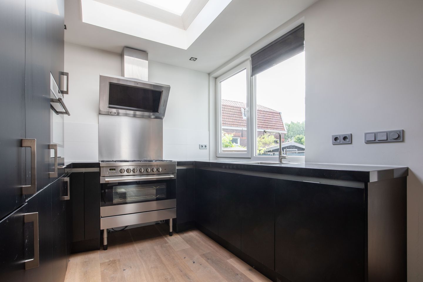 Charming Renovated Freehold Home in Heart of Aalsmeer — 14