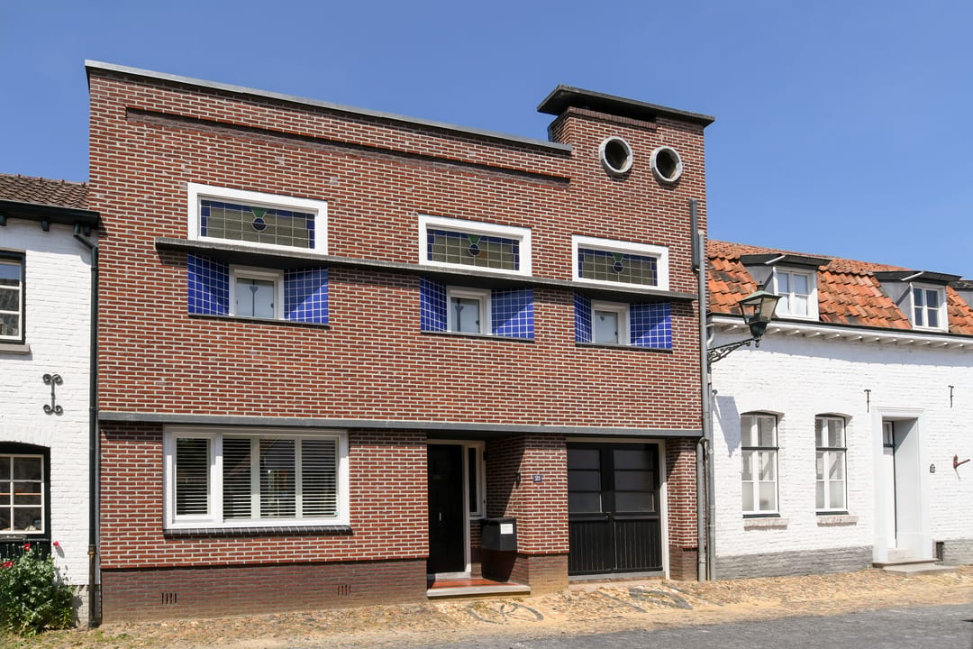 Energy-Efficient Historic Functionalism Home in Picturesque Thorn