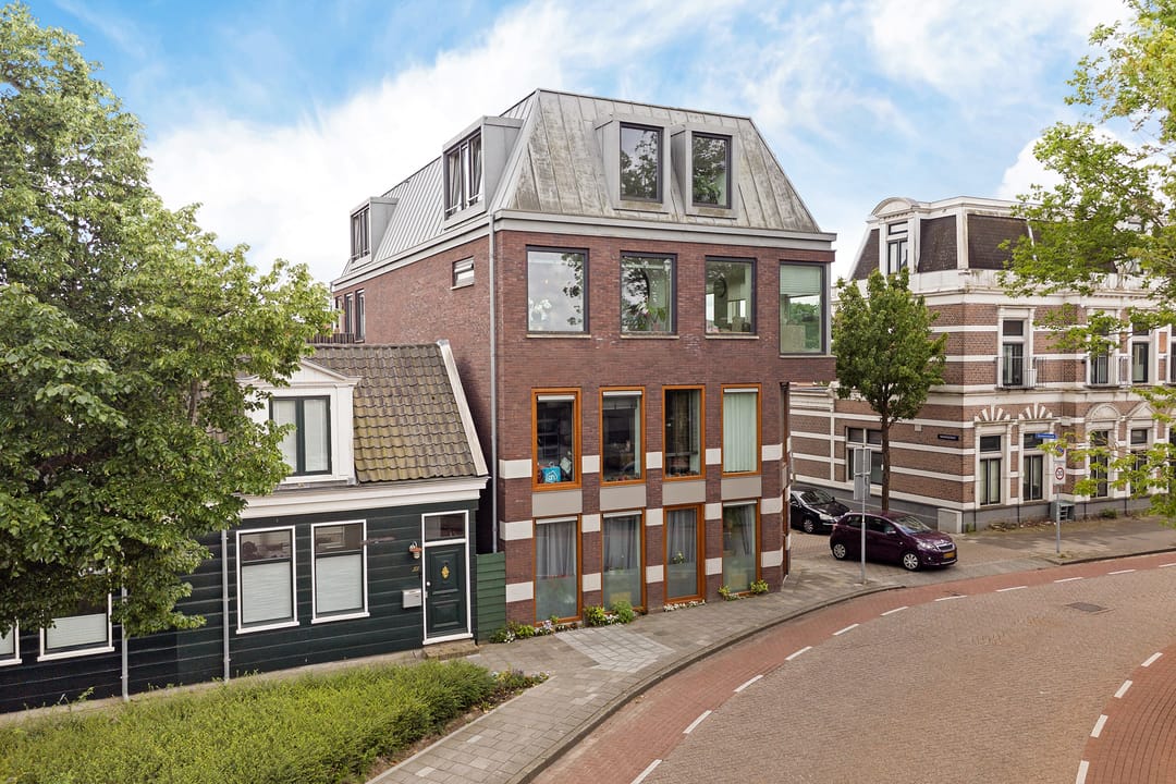 Modernes Wasserseitenapartment mit Blick auf den Zaan-Fluss in Wormerveer