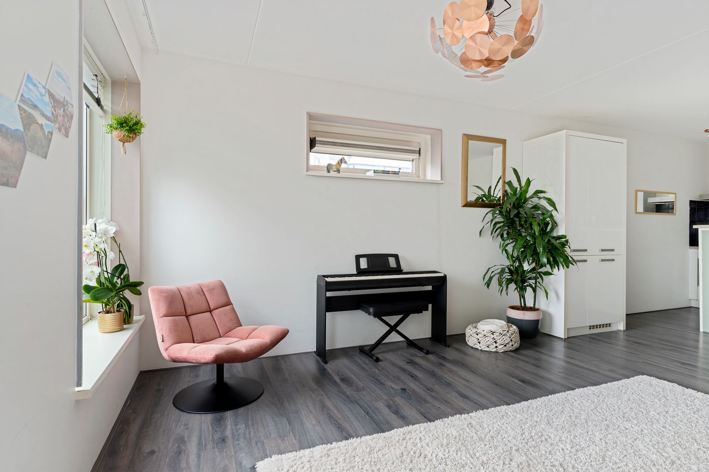 Modern Waterfront Apartment with Zaan River Views in Wormerveer — 10