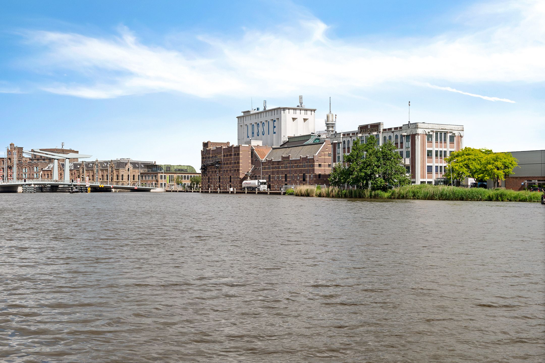 Modern Waterfront Apartment with Zaan River Views in Wormerveer — 36