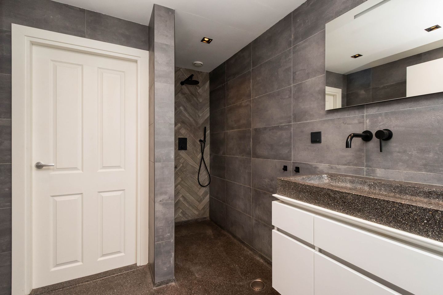 Renovated 1930s Corner House with Spacious Basement Near Hilversum Heathland — 25