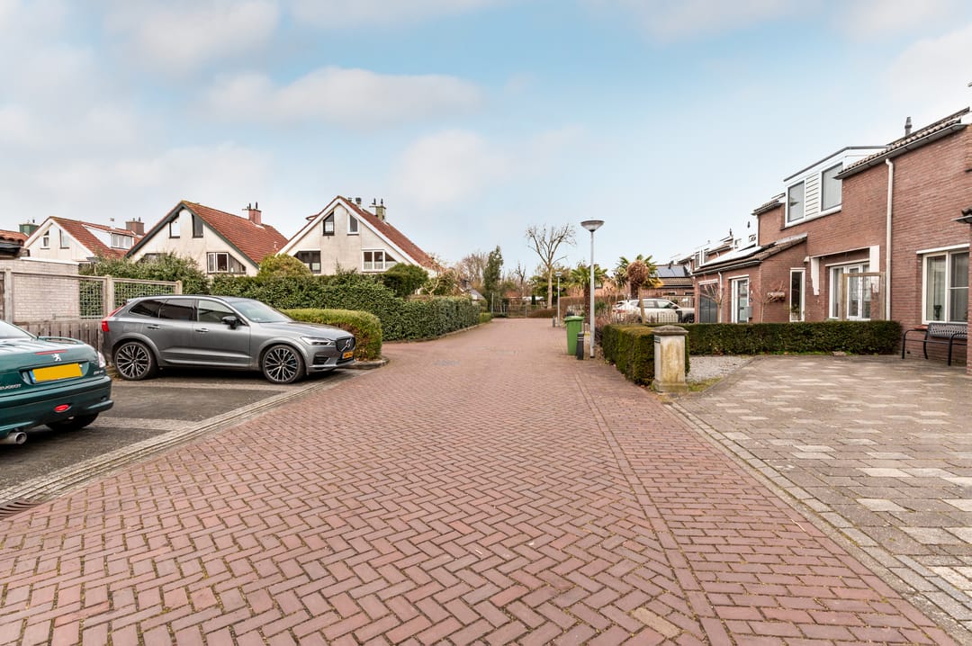 Spacious Semi-Detached Home with Five Bedrooms and Private East-Facing Garden in Lelystad — 38