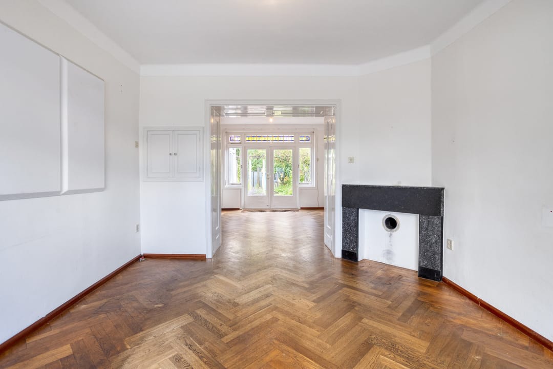 Characterful 1930s Home with Spacious Workspace and Sunny South-Facing Garden in Scharn — 16
