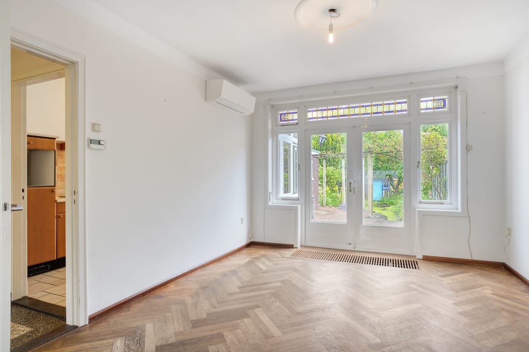 Characterful 1930s Home with Spacious Workspace and Sunny South-Facing Garden in Scharn — 13