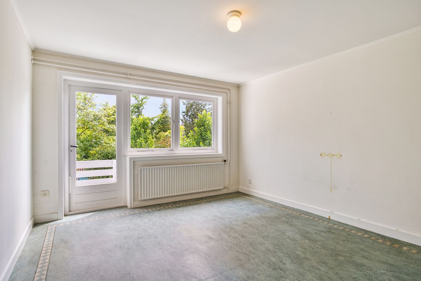 Characterful 1930s Home with Spacious Workspace and Sunny South-Facing Garden in Scharn — 25