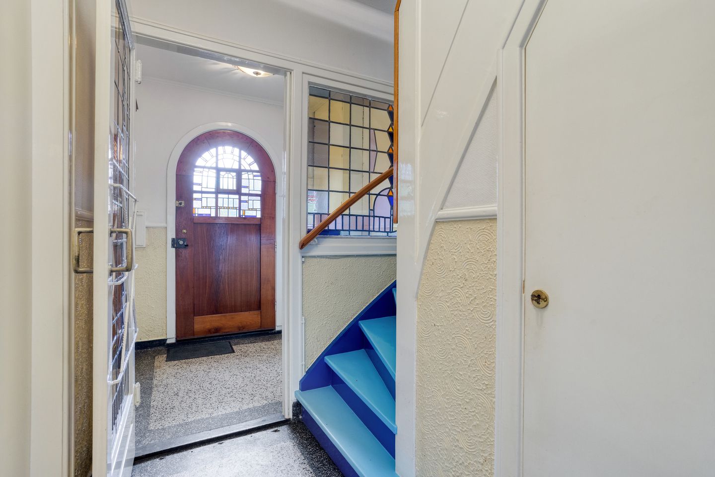 Characterful 1930s Home with Spacious Workspace and Sunny South-Facing Garden in Scharn — 10