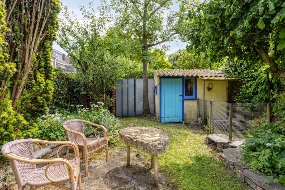 Characterful 1930s Home with Spacious Workspace and Sunny South-Facing Garden in Scharn — 47