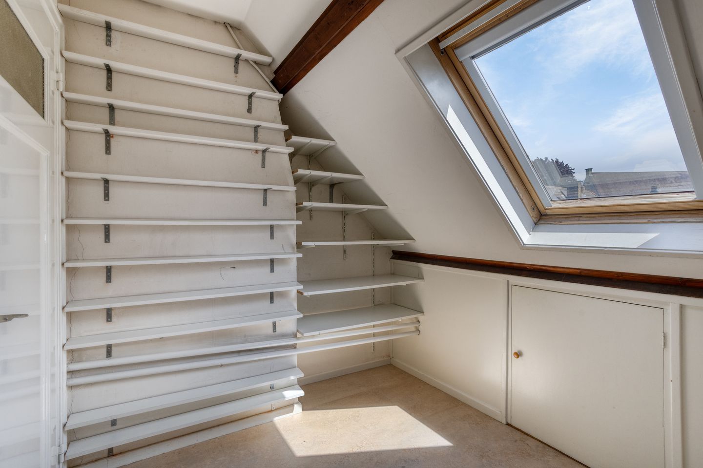 Characterful 1930s Home with Spacious Workspace and Sunny South-Facing Garden in Scharn — 35