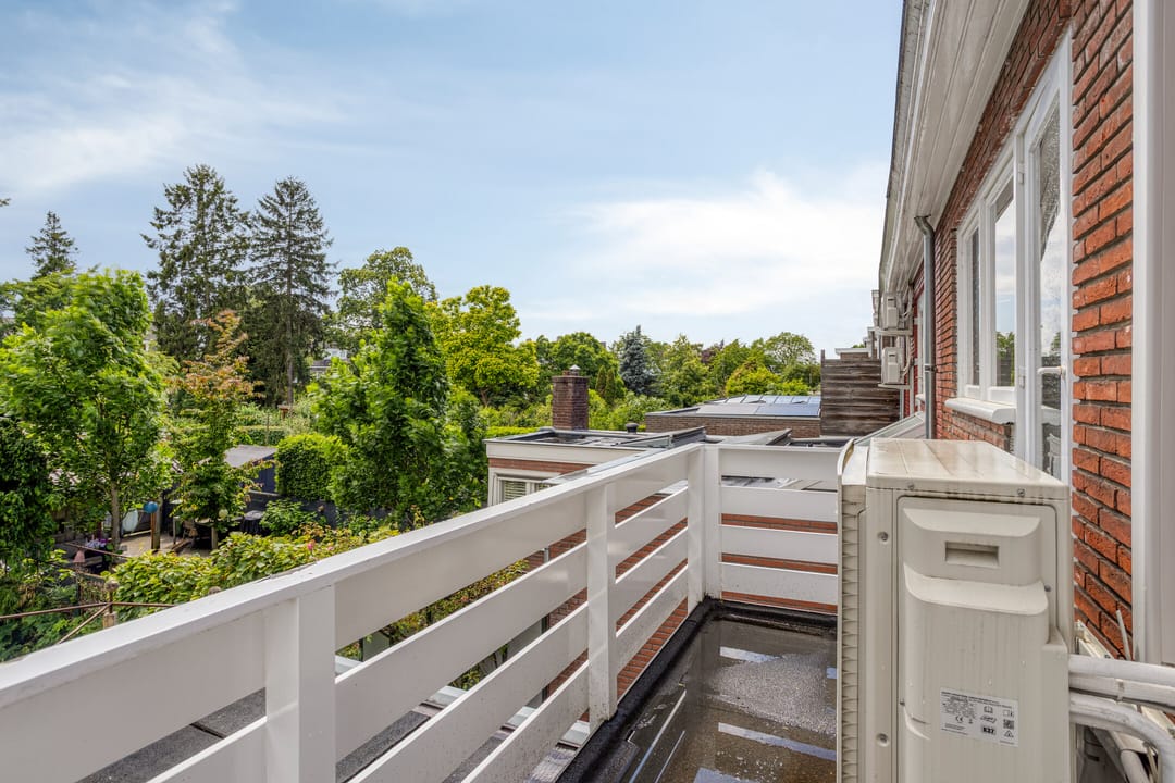 Characterful 1930s Home with Spacious Workspace and Sunny South-Facing Garden in Scharn — 28