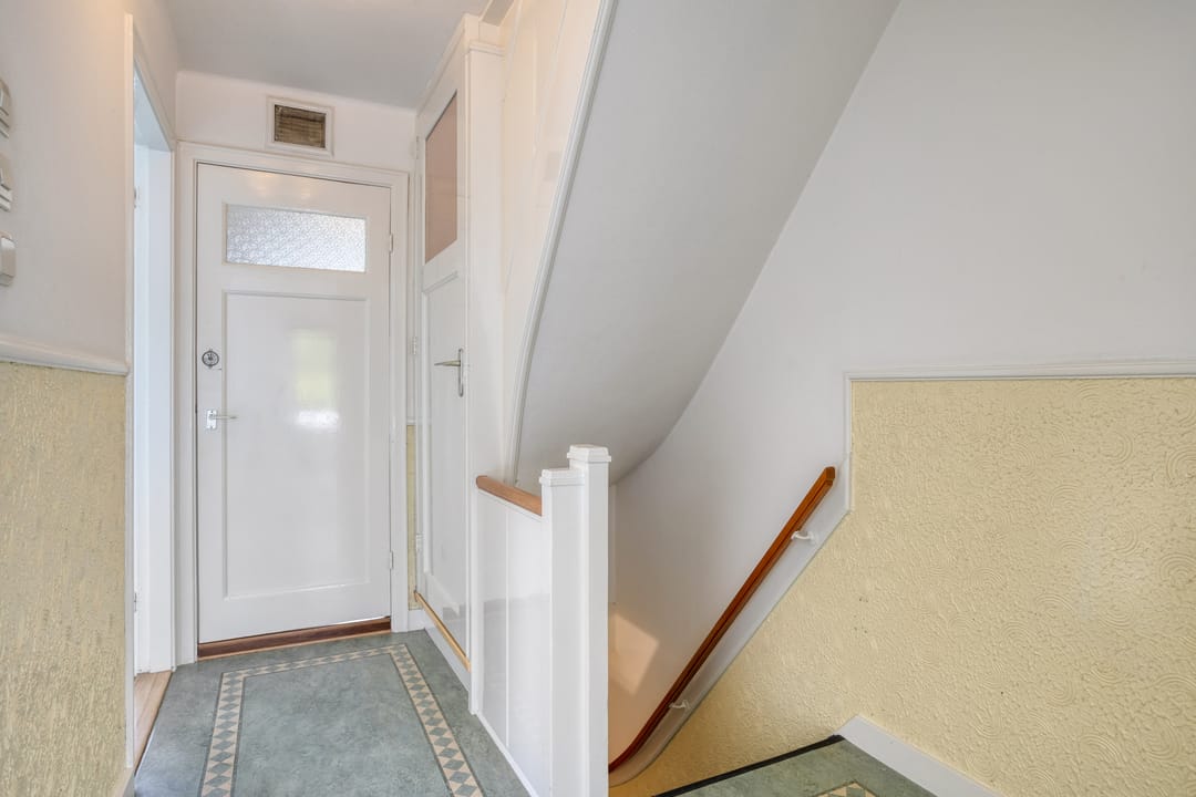 Characterful 1930s Home with Spacious Workspace and Sunny South-Facing Garden in Scharn — 22