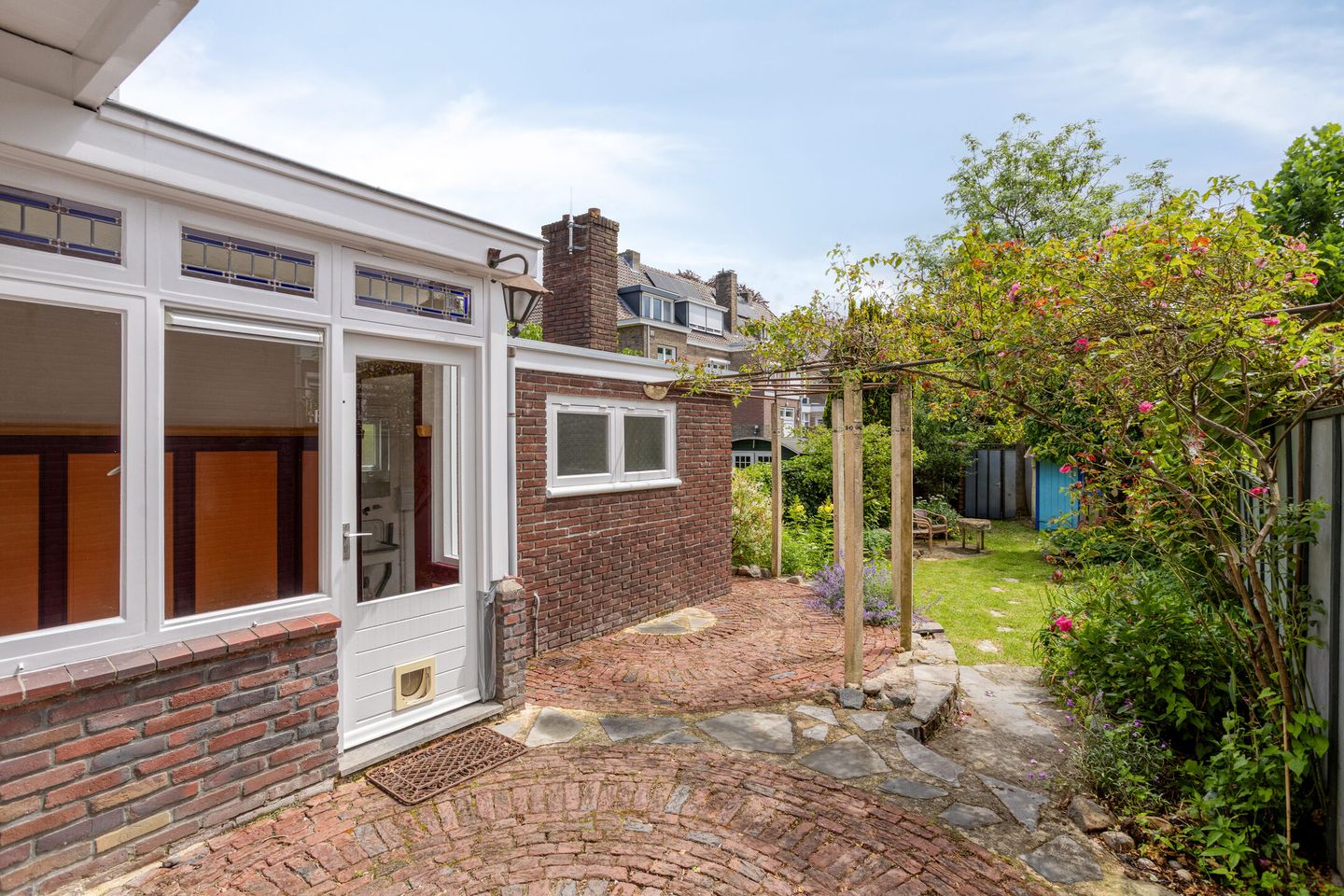 Characterful 1930s Home with Spacious Workspace and Sunny South-Facing Garden in Scharn — 44