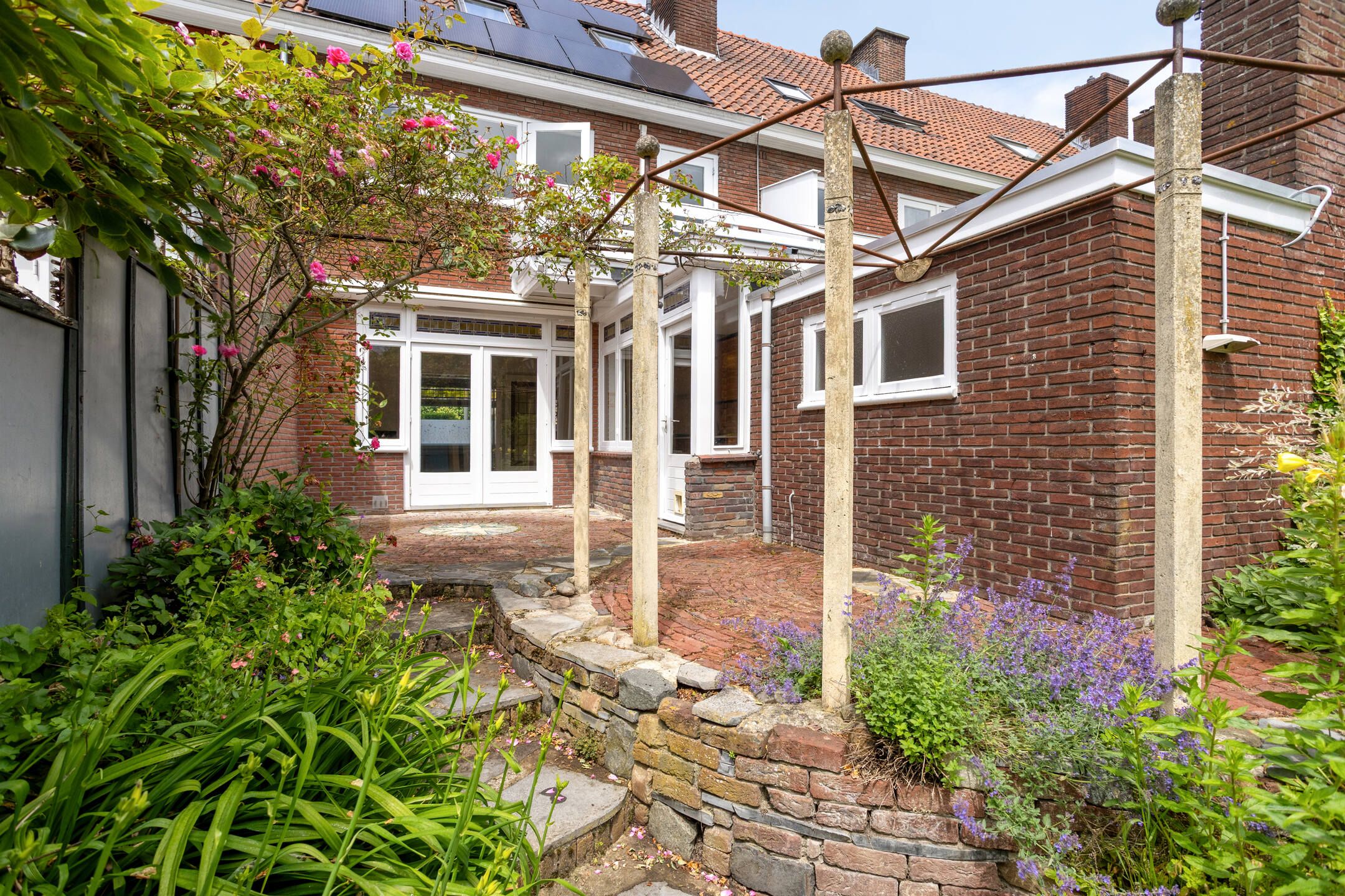 Characterful 1930s Home with Spacious Workspace and Sunny South-Facing Garden in Scharn — 45