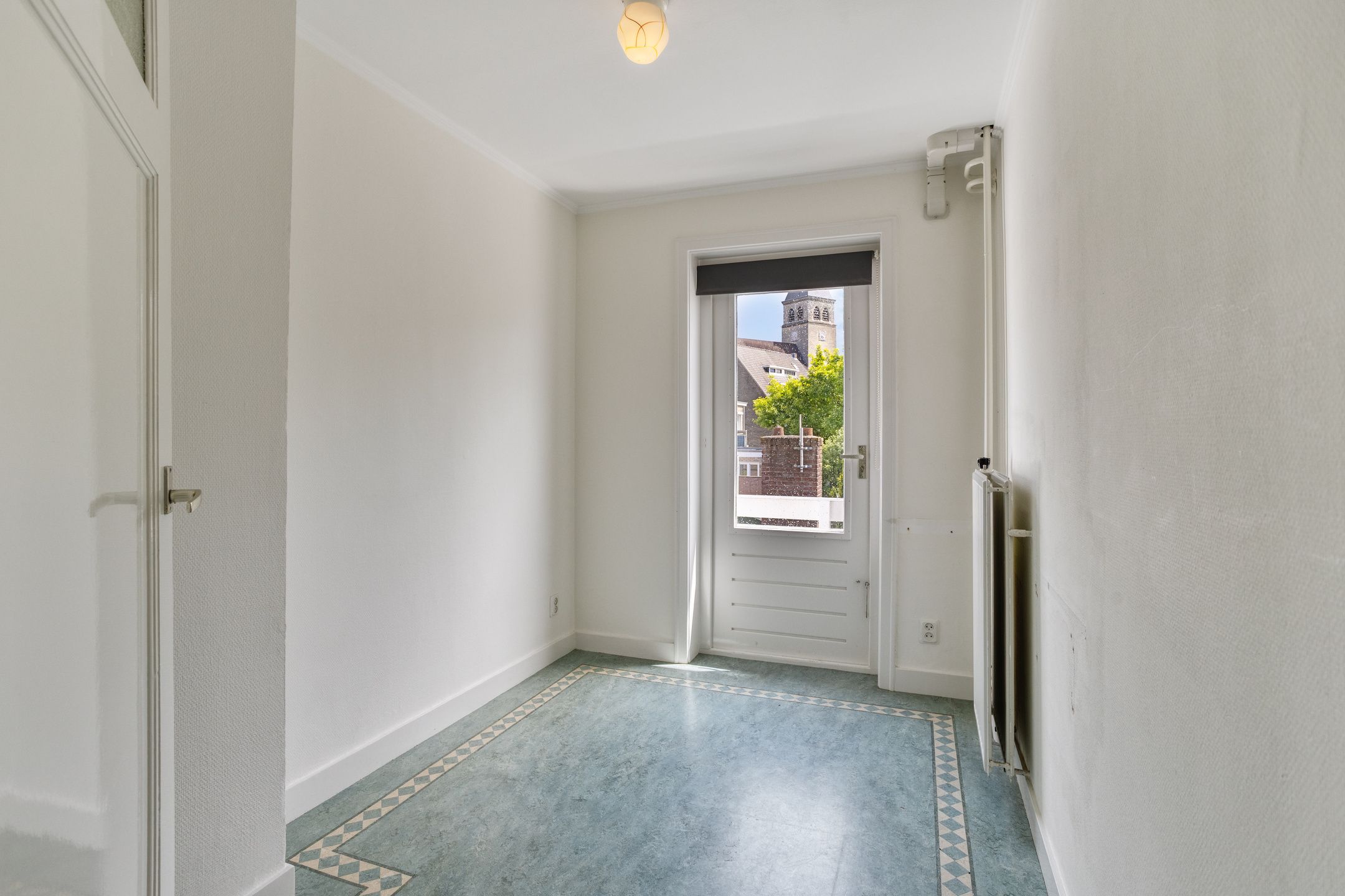 Characterful 1930s Home with Spacious Workspace and Sunny South-Facing Garden in Scharn — 24