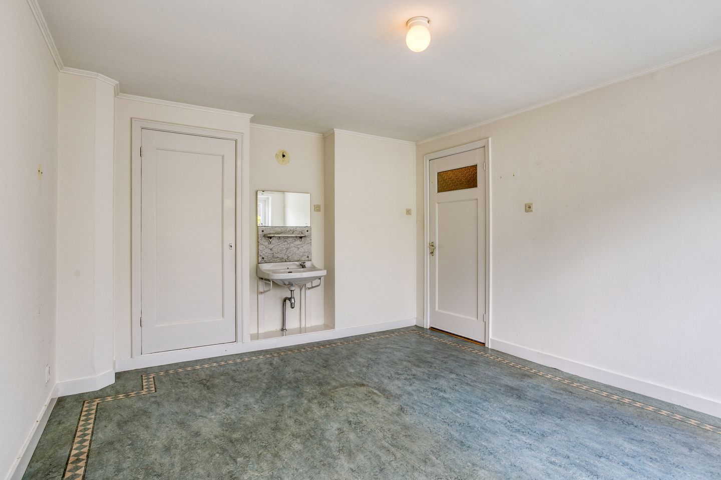 Characterful 1930s Home with Spacious Workspace and Sunny South-Facing Garden in Scharn — 29
