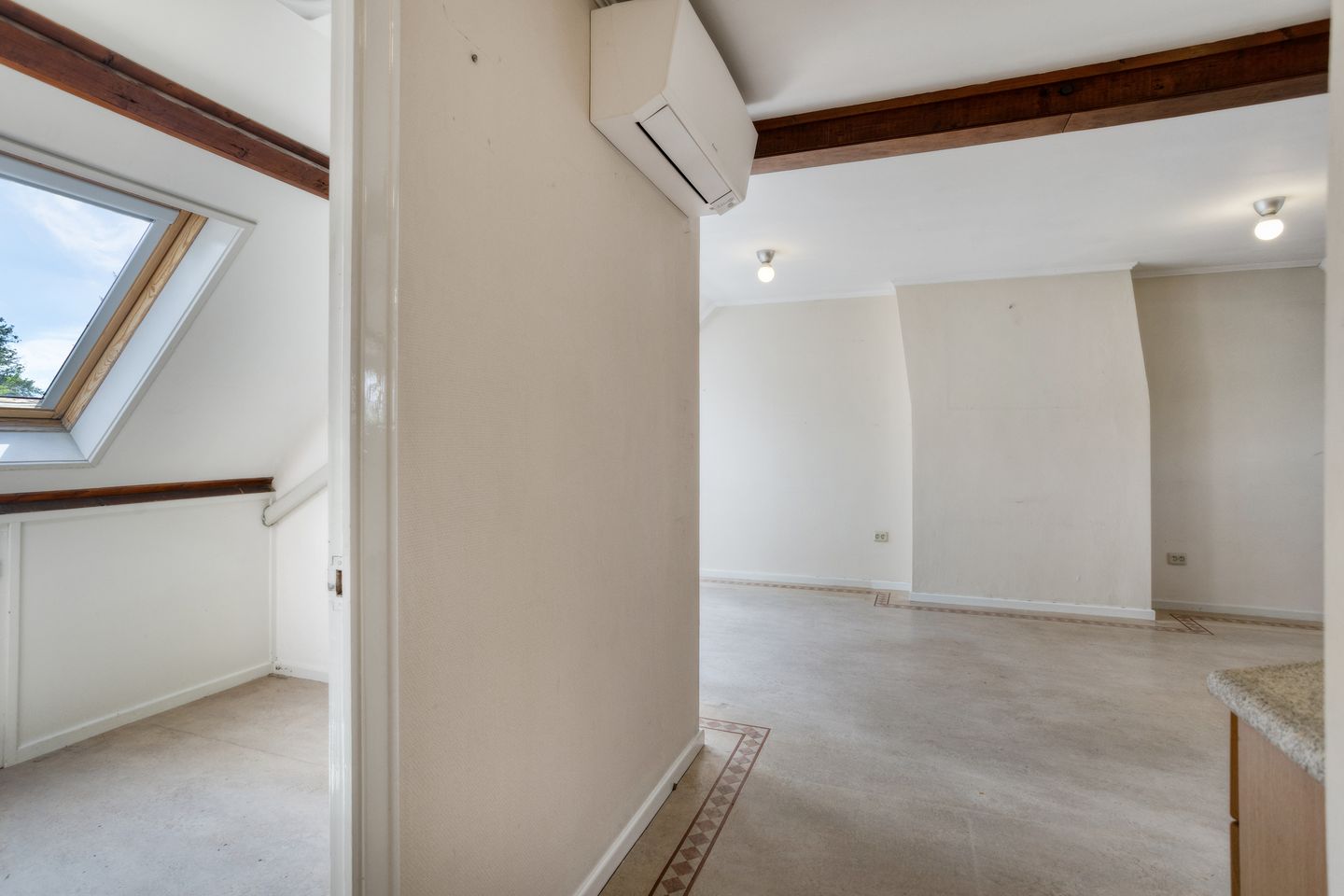 Characterful 1930s Home with Spacious Workspace and Sunny South-Facing Garden in Scharn — 34