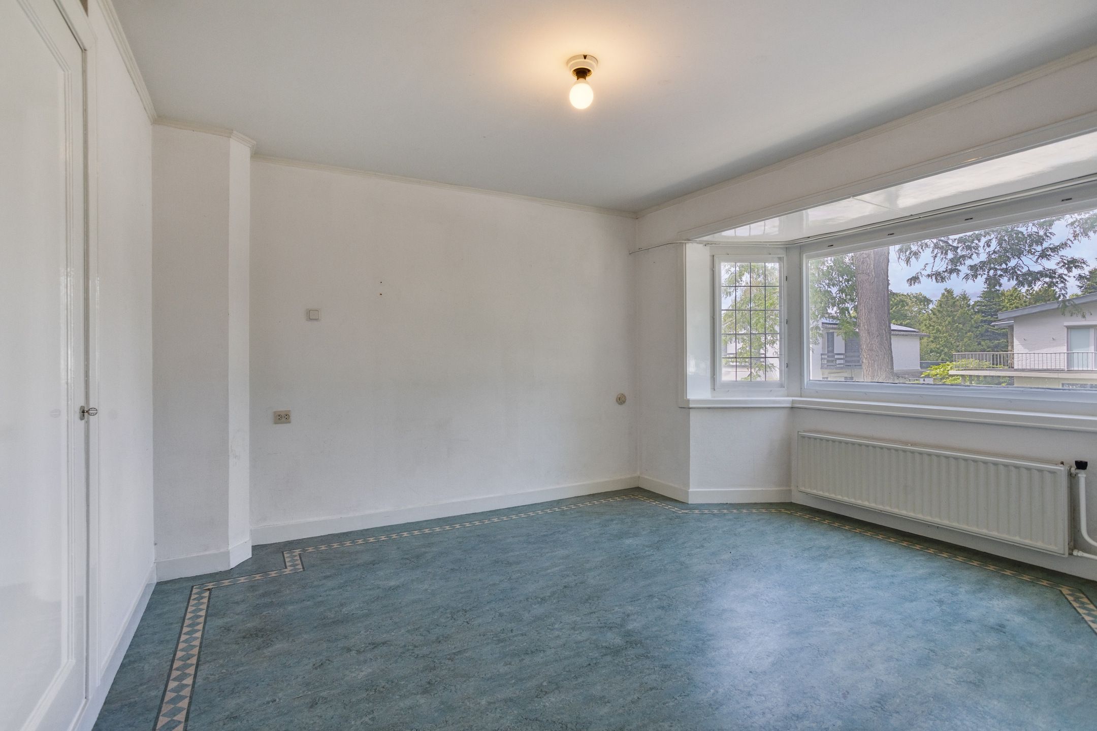 Characterful 1930s Home with Spacious Workspace and Sunny South-Facing Garden in Scharn — 30