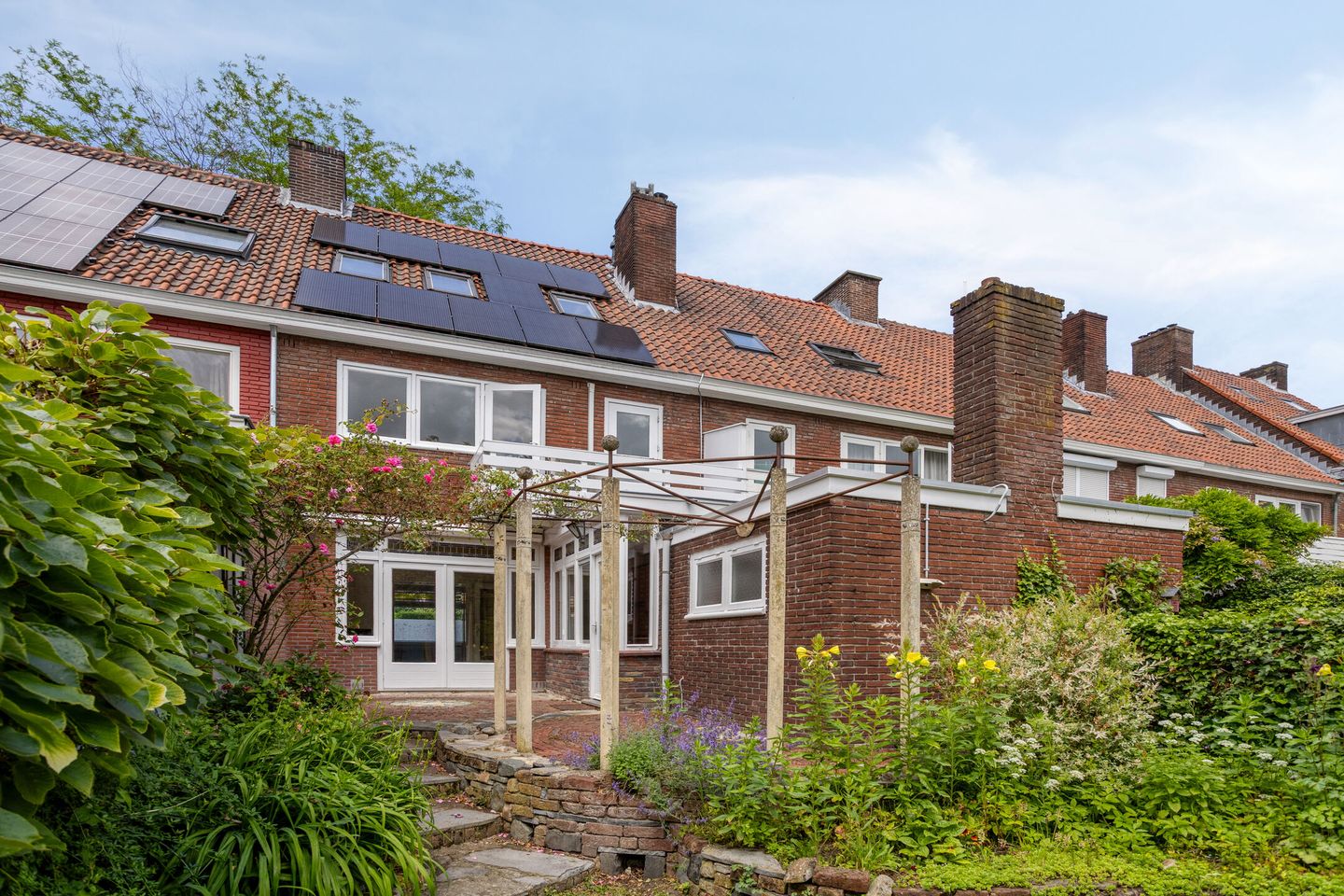 Characterful 1930s Home with Spacious Workspace and Sunny South-Facing Garden in Scharn — 50