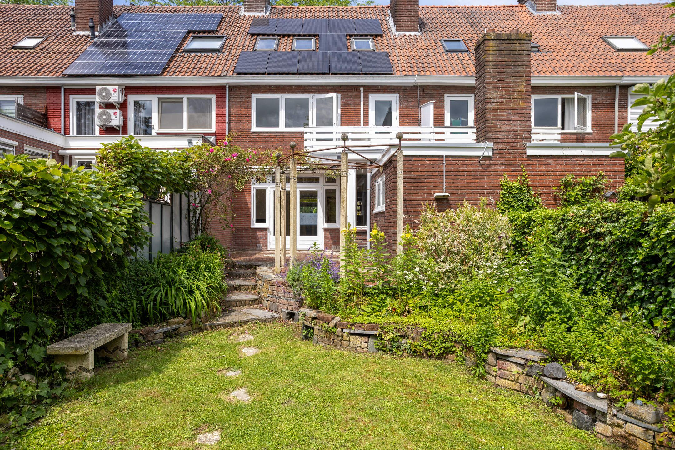 Characterful 1930s Home with Spacious Workspace and Sunny South-Facing Garden in Scharn — 42
