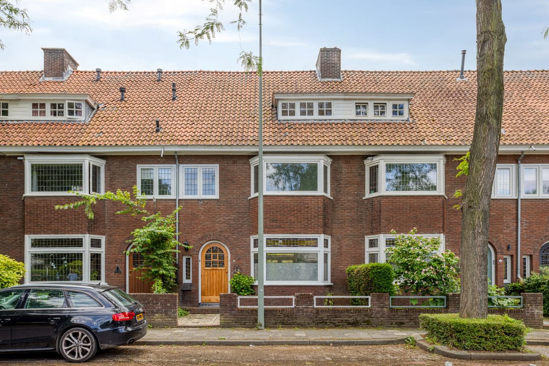Characterful 1930s Home with Spacious Workspace and Sunny South-Facing Garden in Scharn — 8