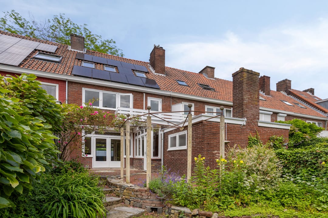 Characterful 1930s Home with Spacious Workspace and Sunny South-Facing Garden in Scharn — 43