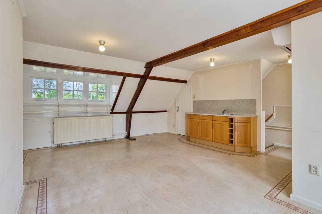 Characterful 1930s Home with Spacious Workspace and Sunny South-Facing Garden in Scharn — 38