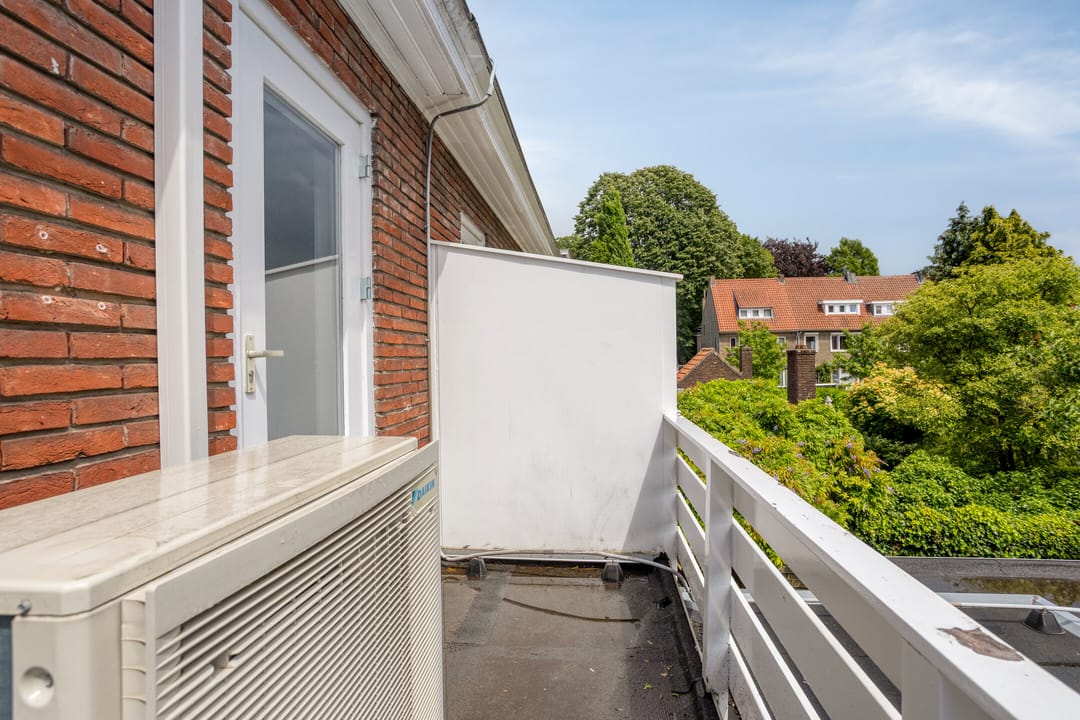 Characterful 1930s Home with Spacious Workspace and Sunny South-Facing Garden in Scharn — 26