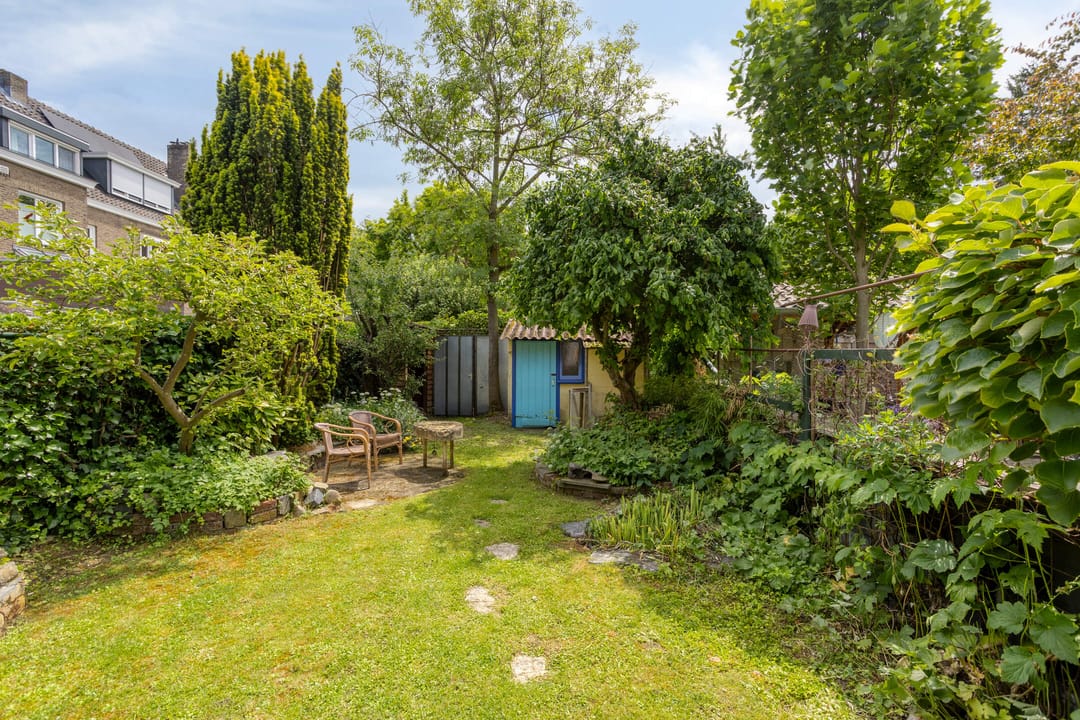 Characterful 1930s Home with Spacious Workspace and Sunny South-Facing Garden in Scharn — 46