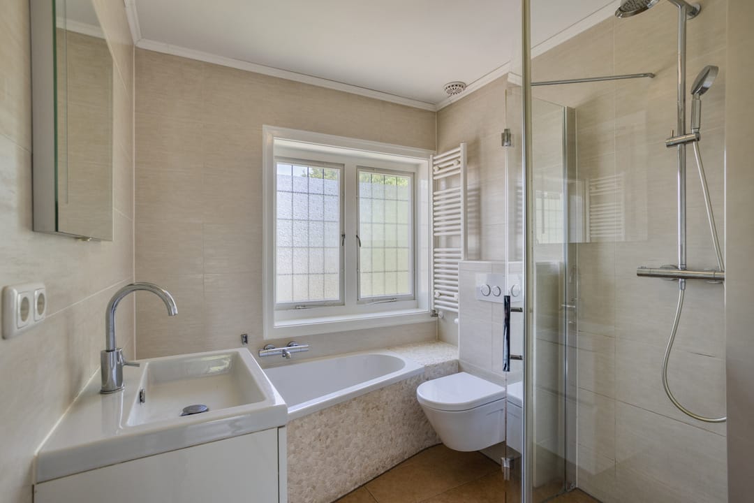 Characterful 1930s Home with Spacious Workspace and Sunny South-Facing Garden in Scharn — 32