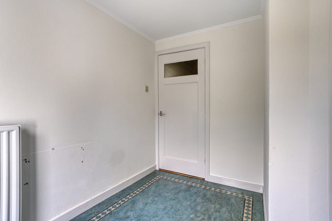Characterful 1930s Home with Spacious Workspace and Sunny South-Facing Garden in Scharn — 23