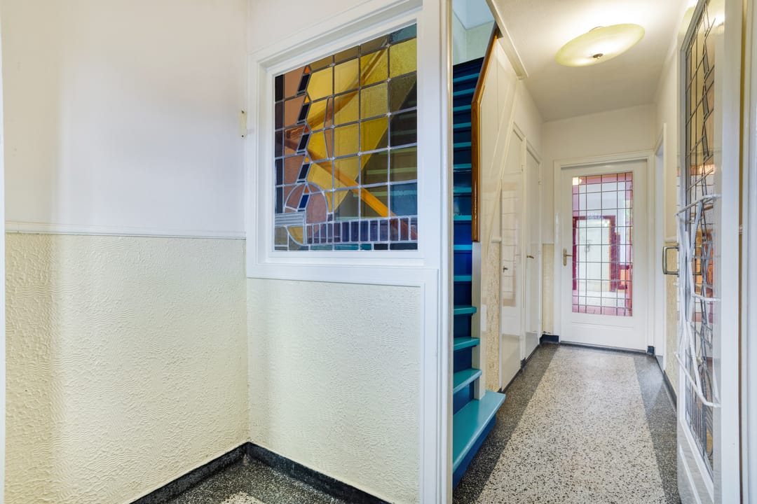 Characterful 1930s Home with Spacious Workspace and Sunny South-Facing Garden in Scharn — 11