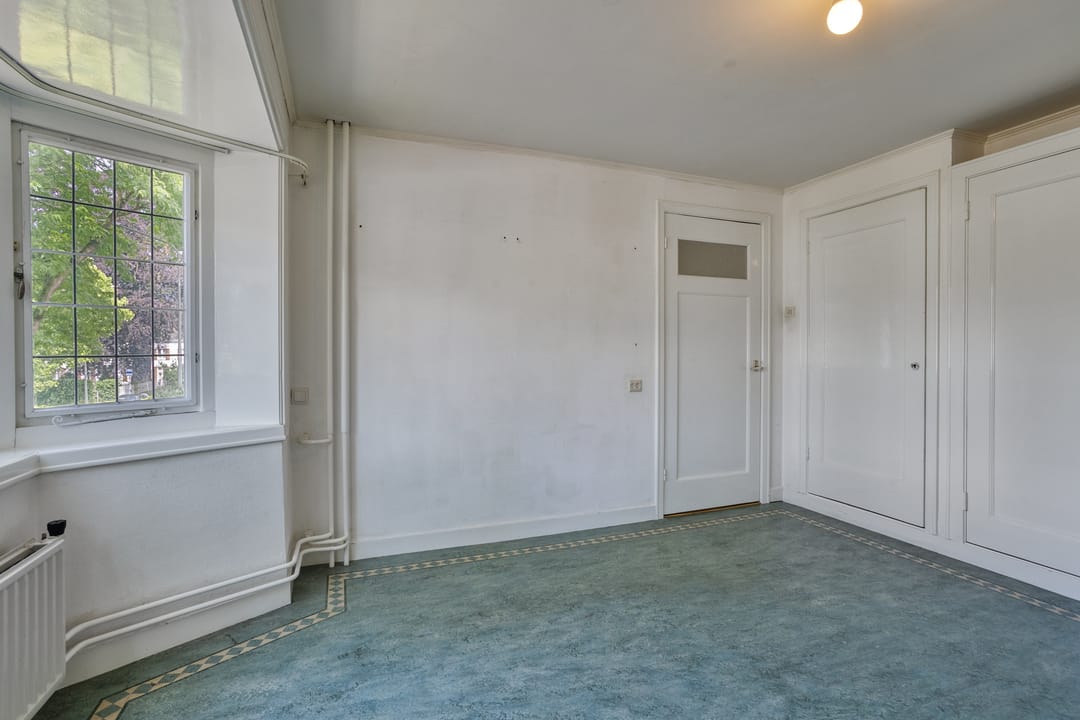 Characterful 1930s Home with Spacious Workspace and Sunny South-Facing Garden in Scharn — 31