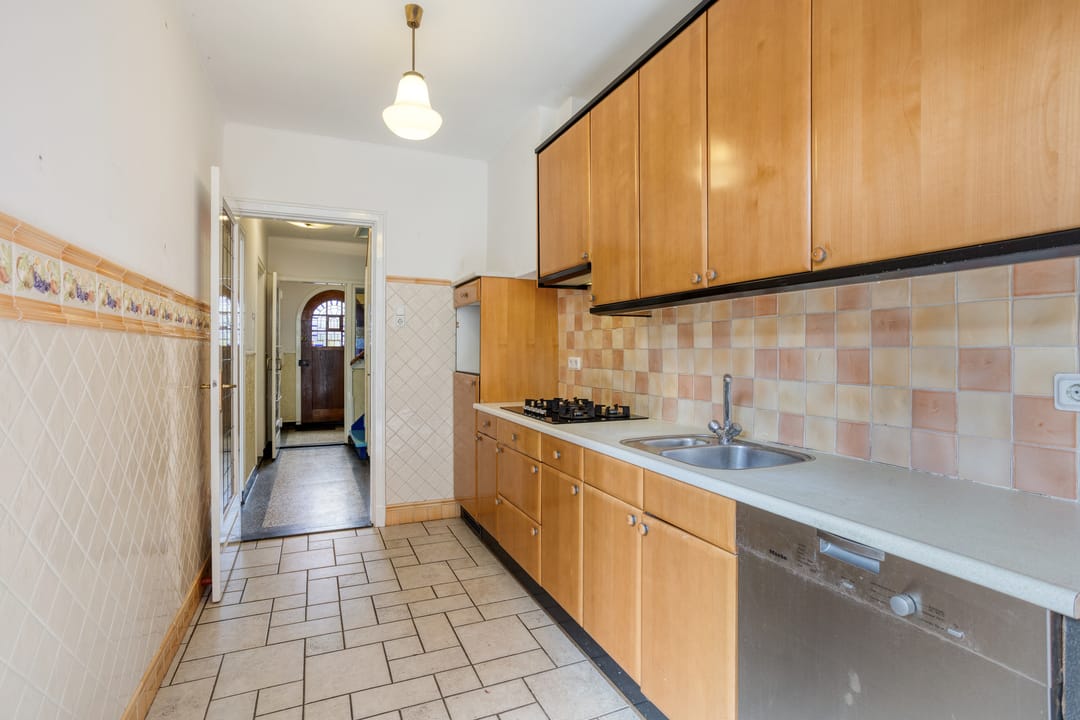 Characterful 1930s Home with Spacious Workspace and Sunny South-Facing Garden in Scharn — 17