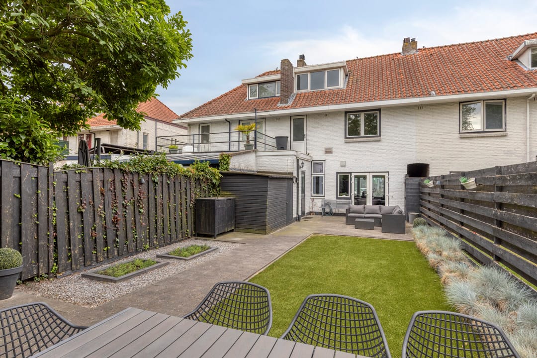 Elegant Early Twentieth Century Home with Garden in Stratum — 28