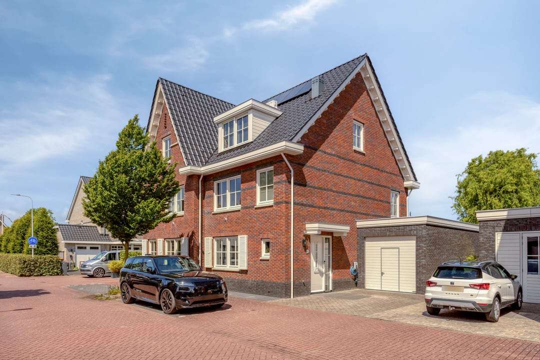 Spacious Semi-Detached Family Home with Garage and Solar Panels in Rijnsburg