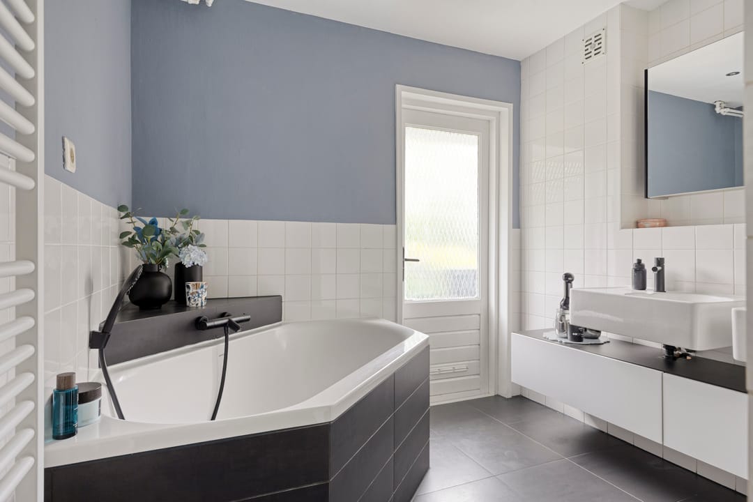 Elegant Early Twentieth Century Home with Garden in Stratum — 23